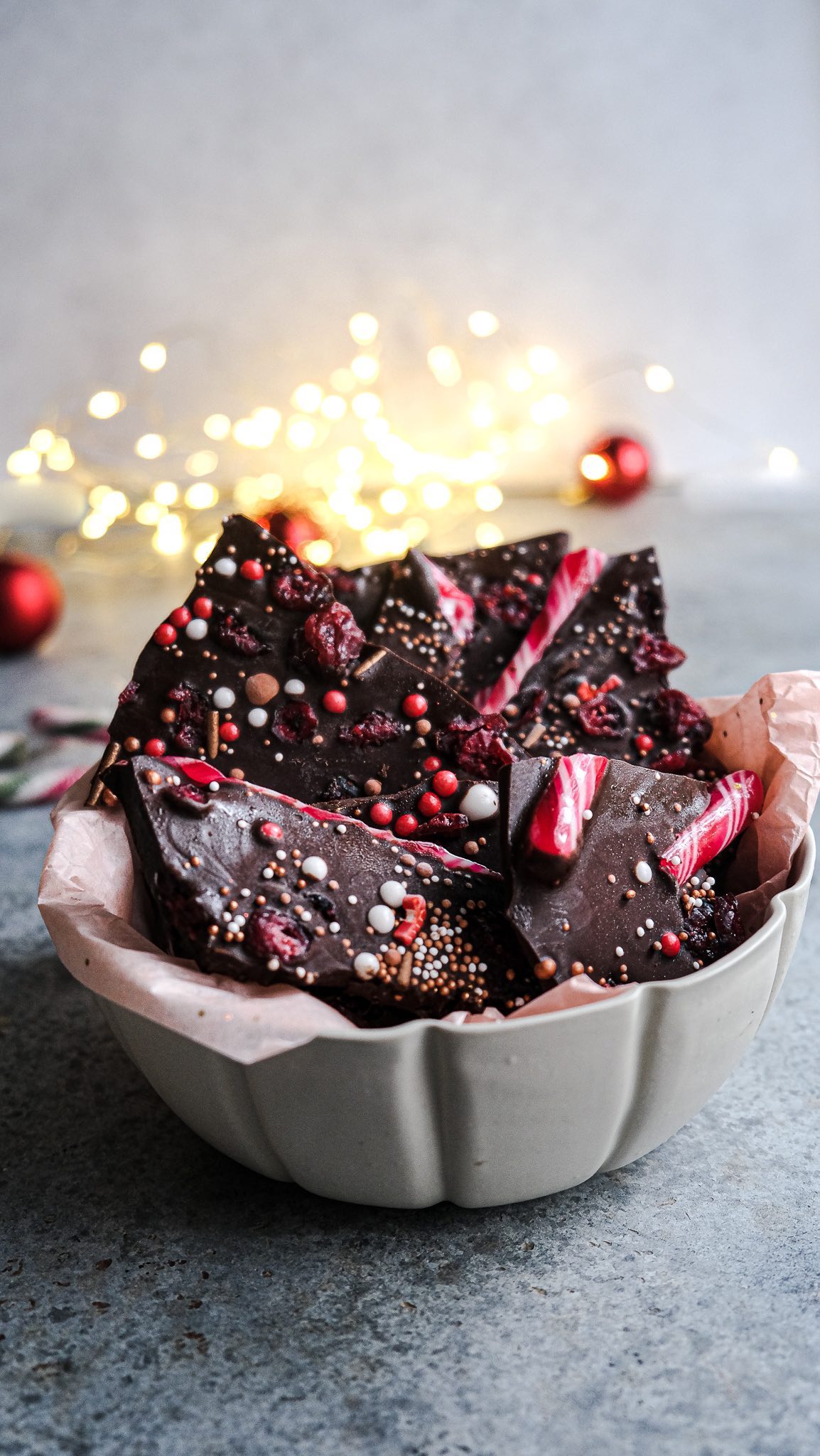 Chocolate bar ! Un cadeau gourmand à offrir hyper facile à réaliser ! Il vous faudra juste 6 plaquettes de chocolat noir pâtissier et de quoi le garnir. Ici j’ai choisi des cranberries, des perles de sucres de Noël et des cannes à sucre. Mais les variations sont infinies avec les fruits secs, les bonbons etc… il ne reste plus qu’à joliment les emballer et cela permet de faire un joli cadeau DIY 😉
•
•
•
•
•
#dessert #chocolate #baking #tutorial #homemade #gift #diy #cooking #present #yum #homecooking #foodgasm #foodpics #tasty #giftideas #foodpic #doityourself #feedfeed #onthetable #foodphotography #gifts #christmas #chocolatebar