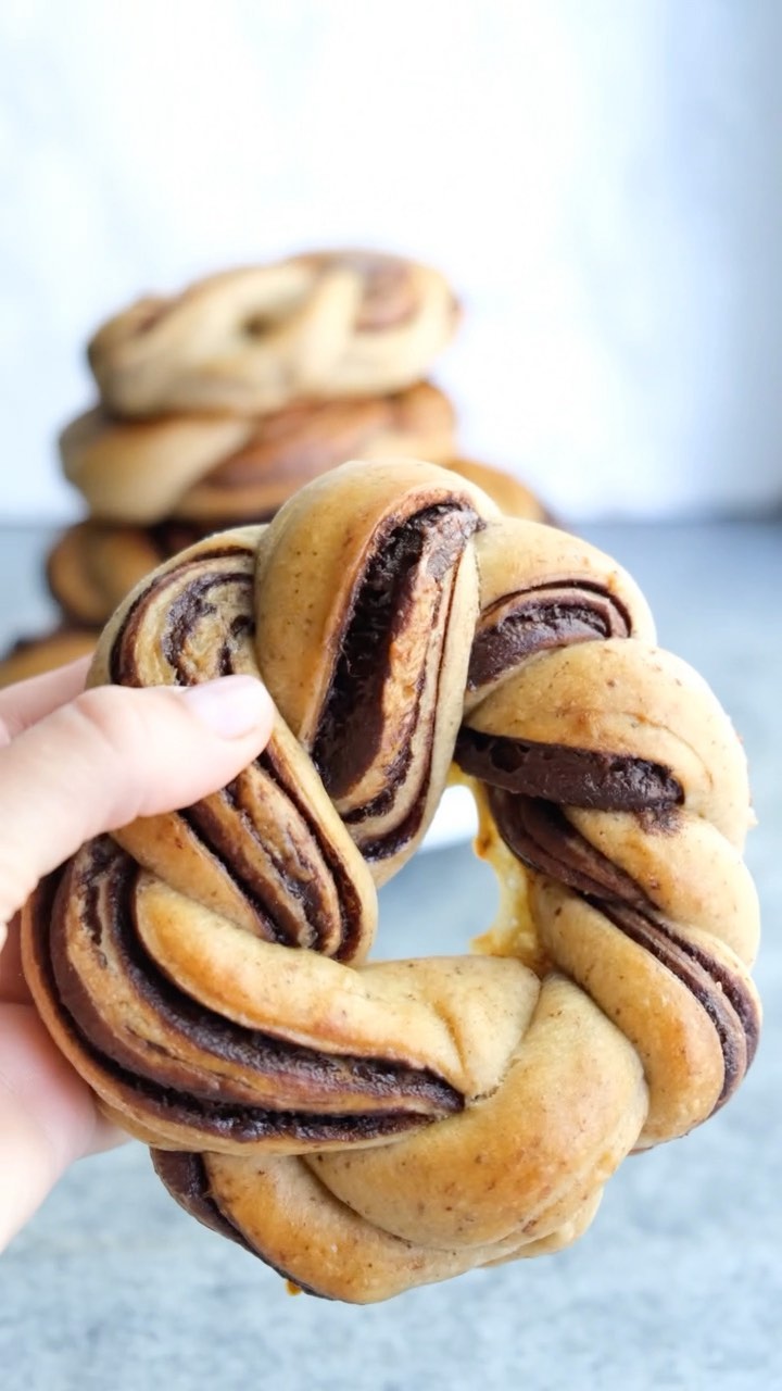 PrÃªtes Ã  temps pour le goÃ»ter ðŸ˜�ðŸ˜… bon jâ€™avoue quâ€™au moins une babka est parti dans mon ventre pendant le shooting ðŸ™ˆ mais comment rÃ©sister ?? La recette est toujours sur le blog !
Bon samedi â�¤ï¸�

â€¢
â€¢
â€¢
â€¢
â€¢
#pastry #baking #baker #bake #instabake #cake #pastries #dessert #foodgasm #cook #tart #chocolate #yum #eat #foodpic #foodpics #baka #breakfast #foodphotography #baked #pastrylife #pastryporn #patisserie #bakery #dessertporn #chocolat #desserts #babka