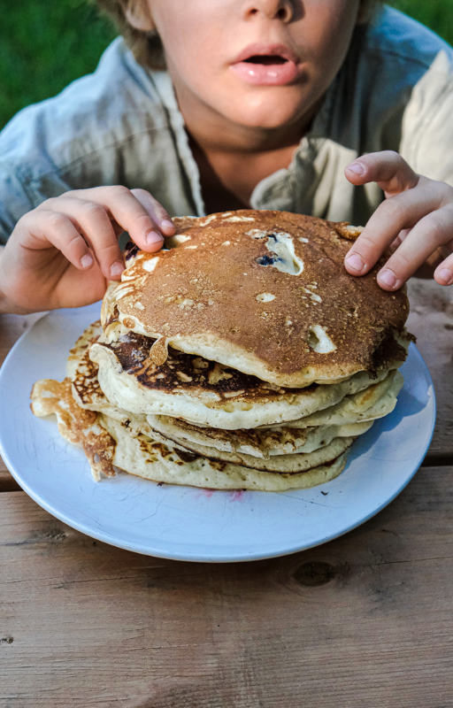 cuisiner avec les enfants - pancakes aux myrtilles